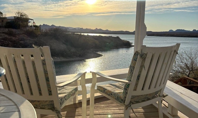 Lake Havasu City House | Waterfront 2 Bd/2 Ba Lake Havasu Vacation Rental - The Lakeside Lounge