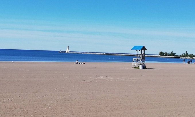 Cobourg Condo | Waterfront 2 Bedroom Condo, Next to Cobourgs Victoria Beach