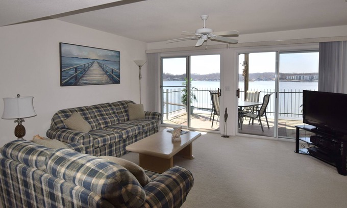 Lakeland Condo | WaterFront * 2 Pools * Close to Bagnell Dam * WIFI