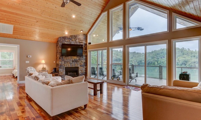 Jacksboro House | Waterfront, 2025 Tram, 2023 Dock, Sleeps 14, 3BR, 3.5 Bath, Wifi @ House & Dock