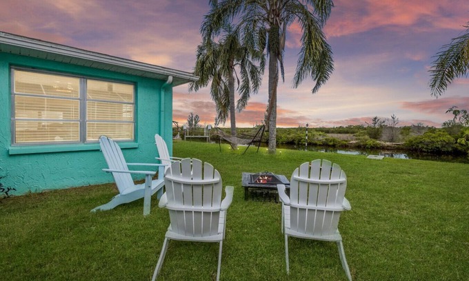 Port Richey House | Waterfront! 2BR w/Firepit & Grill*Kayaks Included!