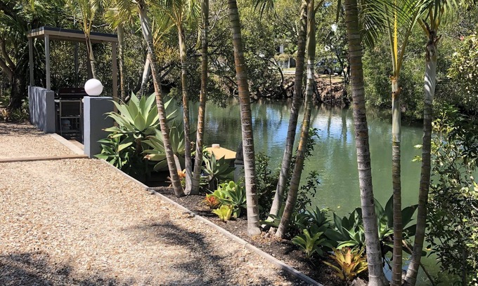 Southport Apartment | Waterfront 2Brm Villa Pet friendly.