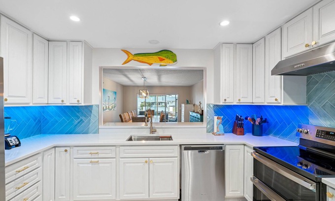 Bay Crest Park House | Waterfront 3 BD, 2.5 BA TH only 30m to beaches 10m Tpa Stadium & TIA airport!