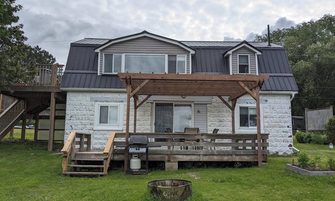 Roseneath Cabin | Waterfront 3 bedrooms Cottage on Rice lake