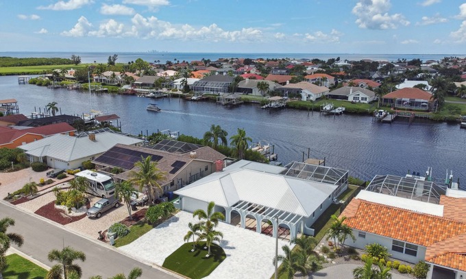 Apollo Beach House | Waterfront 4-bedroom Pool house in fantastic Apollo Beach with AC, WiFi
