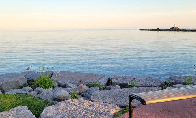 Clarington House | Waterfront 4 Bedroom Home - 5mins from the beach