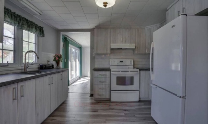 Otter Lake House | Waterfront 5 Bed /3 Bath Cottage on Farm Lake