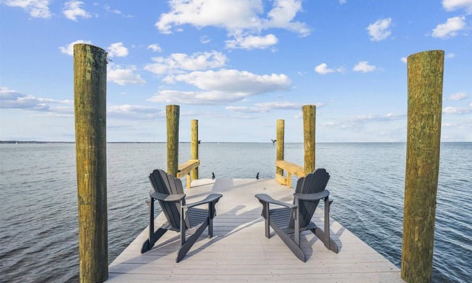 Rose Haven House | Waterfront- 5-bedroom house with dock in charming North Beach