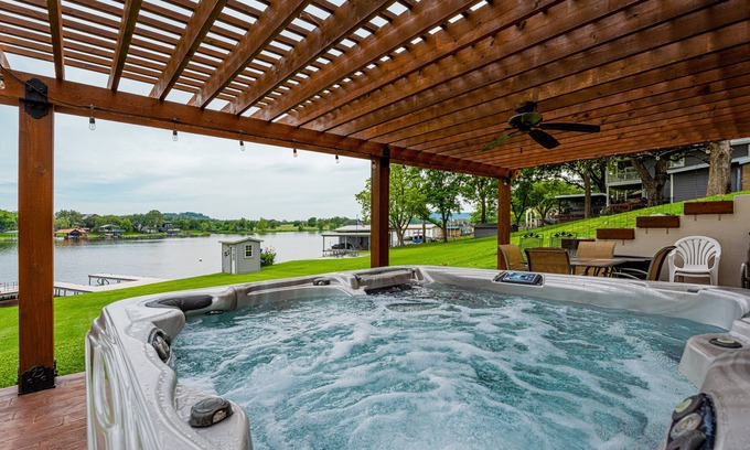 Kingsland House | Waterfront 5 BR w/Hot Tub Sleeps 13!