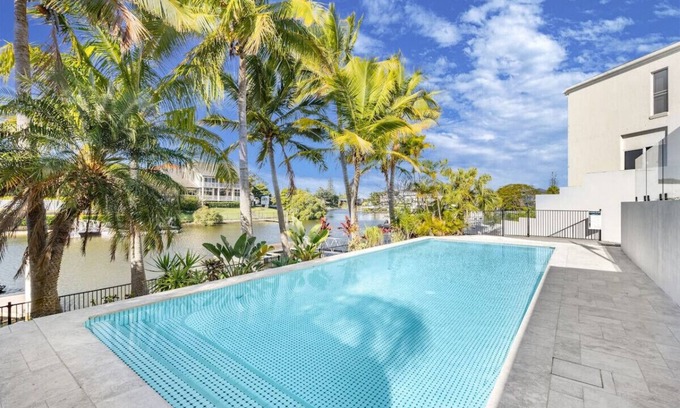 Benowa House | WaterFront 5B4B Dream House w/French & Bali style