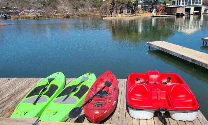 Kingsland House | Waterfront and PERFECT for a fun, relaxing getaway