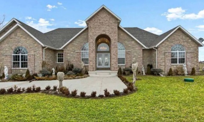 Carrying Place House | Waterfront and Waterviews , Luxurious Bungalow House On Lake Ontario...