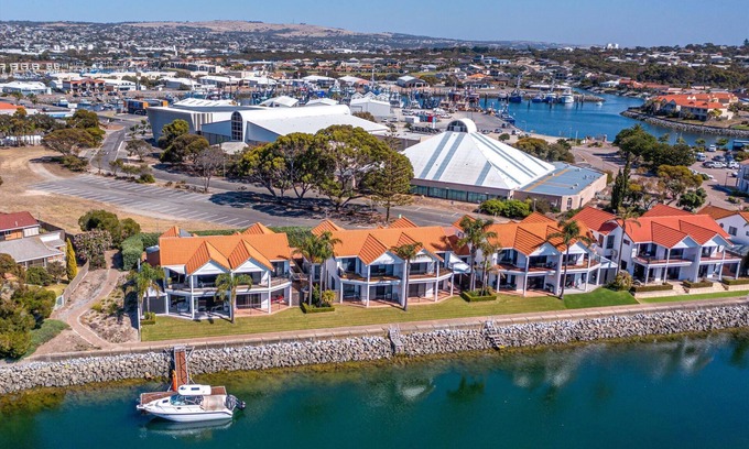 Port Lincoln Apartment | Waterfront apartment, located in the centre of Lincoln Cove Marina Port Lincoln