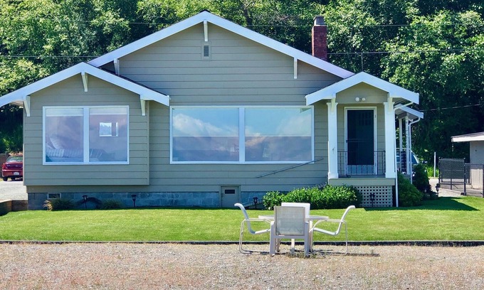 Clinton Cabin | WATERFRONT BEACH CABIN ON COLUMBIA BEACH DRIVE - MINUTES FROM THE FERRY!