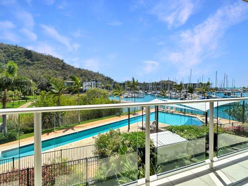 Nelly Bay Apartment | Waterfront 'Beachside' Apartment - Ocean View, Central location, Pool, Wifi, King bed, Deluxe Spa Ensuite