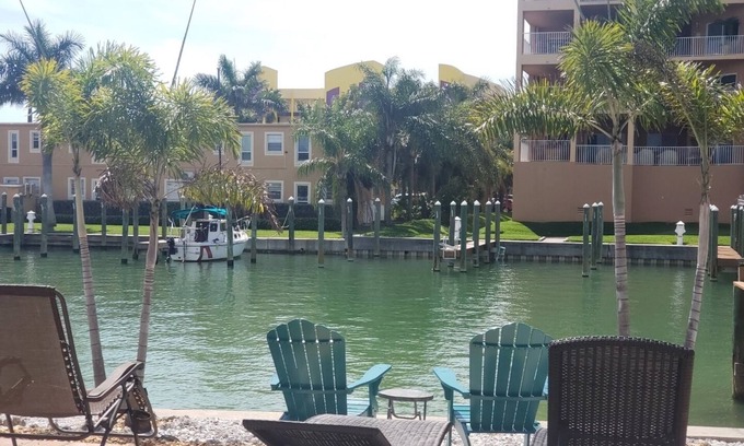Capri Isle House | WATERFRONT BOAT ⛵️DOCK Pet 🐶FRIENDLY WALK TO BEACH 🏖️FIREPLACE 🔥BBQ Free Parking