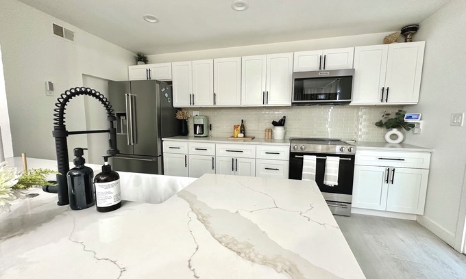 Tarpon Springs House | Waterfront Bungalow - Beautiful Views - Beaches - Sponge Docks - Pet Friendly