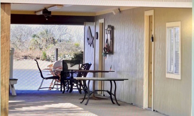 Matagorda Apartment | Waterfront Bunkroom sits on the Colorado river.