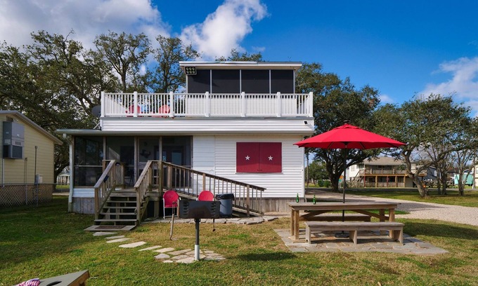 Freeport House | Waterfront Cabin On Bastrop Bayou With A Lighted Fishing Pier