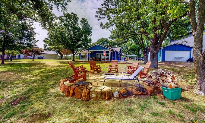 Frisco Cabin | Waterfront Cabin with Kayaks, Firepit, & Grill