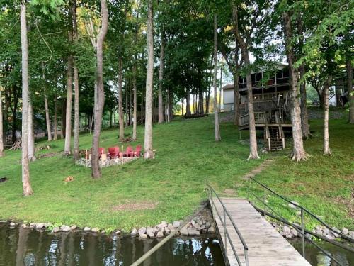 Cadiz House | Waterfront Cabin with Private Dock, Jacuzzi and Deck in Kentucky