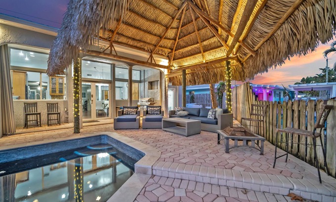 Snug Harbor House | Waterfront Charming 5min to Beach 3/2.5, BBQ, Pool