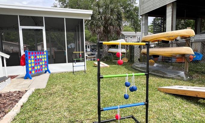 Weeki Wachee Gardens House | Waterfront-ClearKayaks-FishingPoles-ScreenBBQ-SUPs