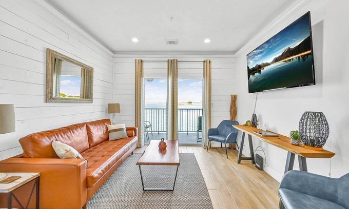 Seven Coves Condo | Waterfront Condo with Pool, Boat Access, Tennis Courts & Fully Equipped Kitchen | Ideal Lake Getaway