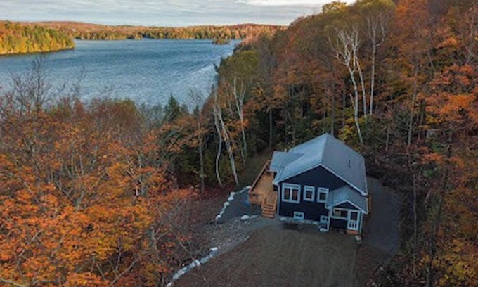 North Frontenac Cottage | Waterfront Cottage in the Woods/5bedrooms large Dock