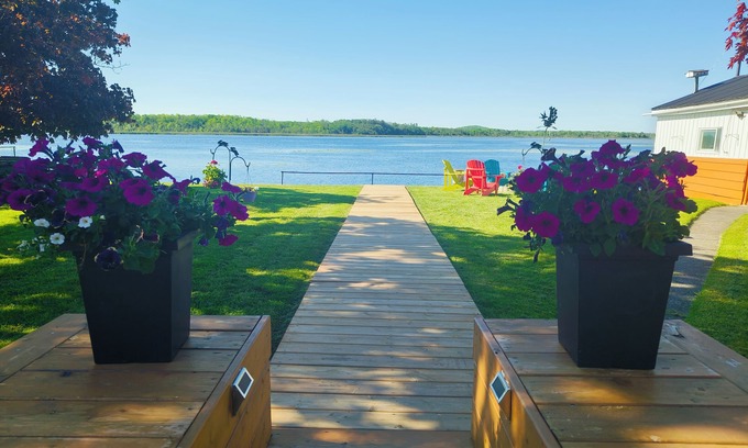 Omemee Cottage | Waterfront Cottage with Panoramic Lake View and Great Privacy