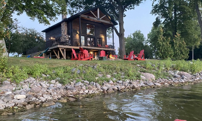 Janetville Cottage | Waterfront Cottage ! Sandy swimming area, games room & hot tub ! Unique charm !