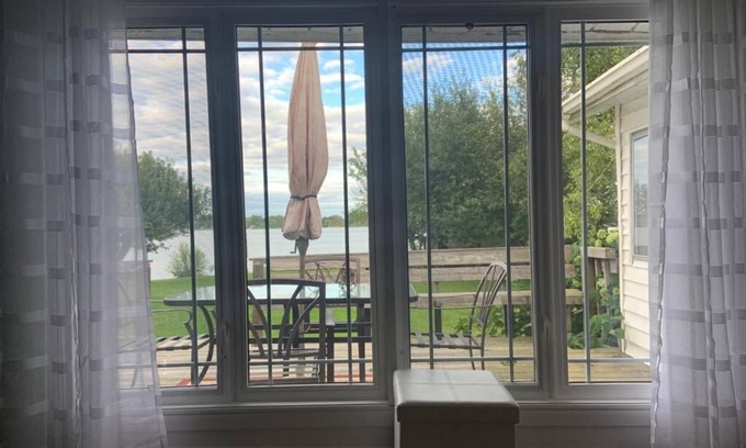 Valentia House | Waterfront Cottage on Lake Scugog by Kawartha Lakes, Little Britain
