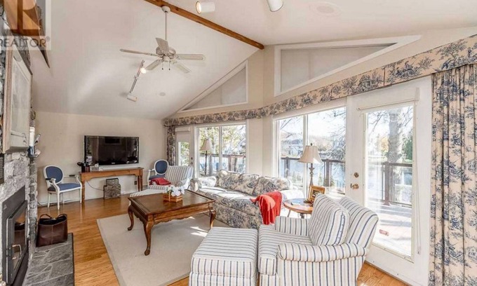 Lagoon City Villa | Waterfront Cottage 4 BD by GLOBALSTAY
