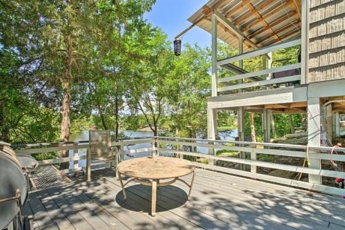 Fort Towson House | Waterfront Cottage in Fort Towson with 2 Decks!