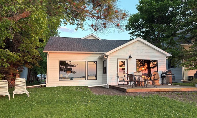 Ranier Cottage | Waterfront Cottage on Magnificent Rainy Lake: Completely Renovated in 2024-25!