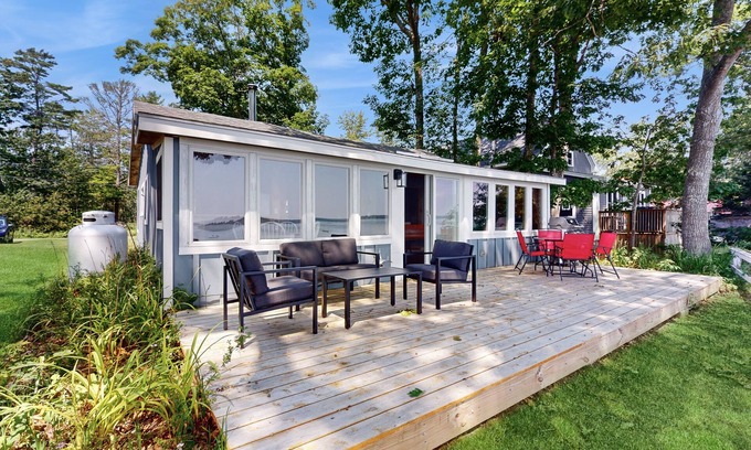 Freeport Cottage | Waterfront Cottage w/Fireplace & Deck - Minutes to Downtown
