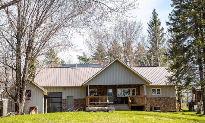 Kirkfield Cottage | Waterfront Cottage with Sunsets, BBQ and Yard