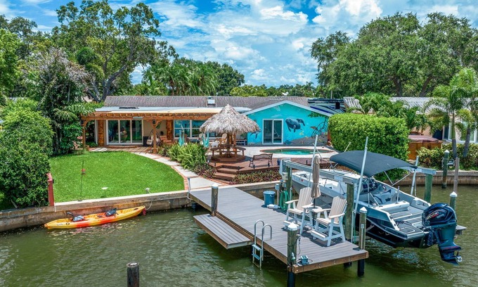 Anona House | Waterfront Escape ~ 8 min to Indian Rocks Beach ~ Dolphin & Manatee Sightings
