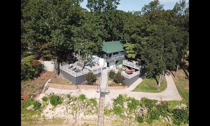 Hoyt House | Waterfront Eufaula Lake house in Hidden Paradise with dock and slip