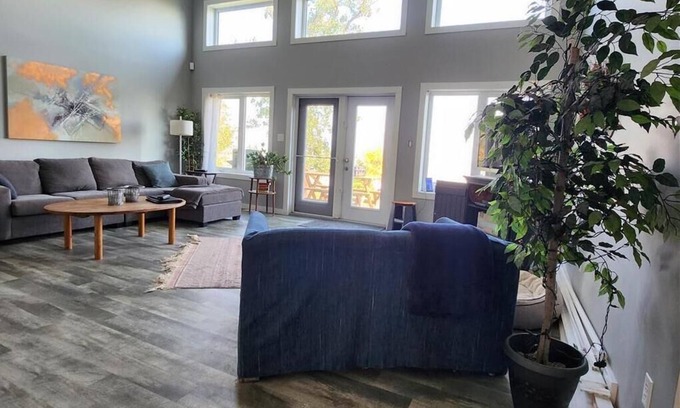 Manitoba Cabin | Waterfront Family Oasis – Comfort & Charm