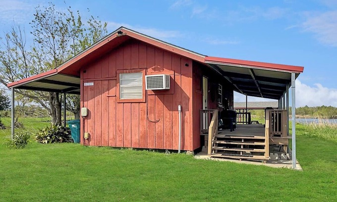 Lake Charles House | Waterfront | Fast WiFi | 35 Miles to Cameron LNG | Perfect for Plant Workers|Peaceful Bayou Cabin