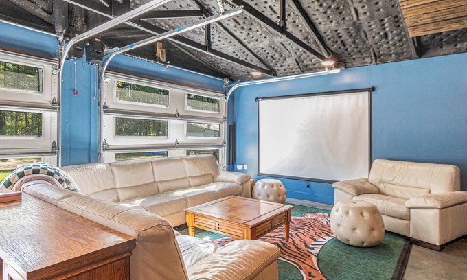 Albion House | Waterfront + Game Room + Dog Friendly