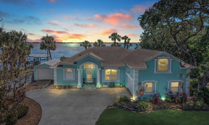 Tropic House | Waterfront Game Room Theater Sleeps 14 Luxurious Waterfront Retreat