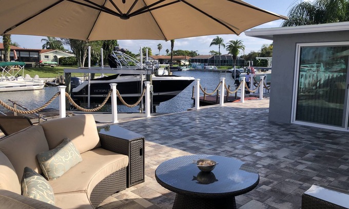 Flor-a-mar House | Waterfront Getaway with Hot Tub