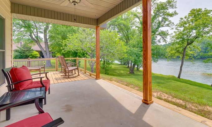 Gassville House | Waterfront Getaway w/Patio on the White River!