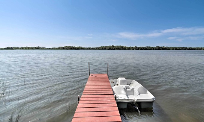 Richwood House | Waterfront Getaway on Erickson Lake w/ Kayaks