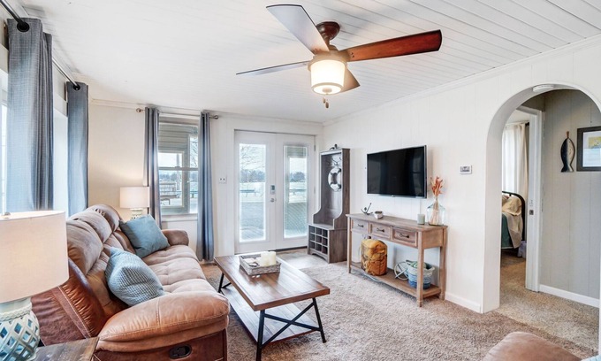 Lakeview Cottage | Waterfront, Gorgeous Views, Great Fishing AC, WIFI, Kayaks