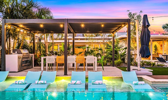 Birch Park Finger Streets Apartment | Waterfront /Heated pool /Lime Key Three
