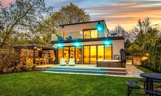 Barrie House | Waterfront home, city/sunset views & steps to beach, Sleeps 12 + new hot tub