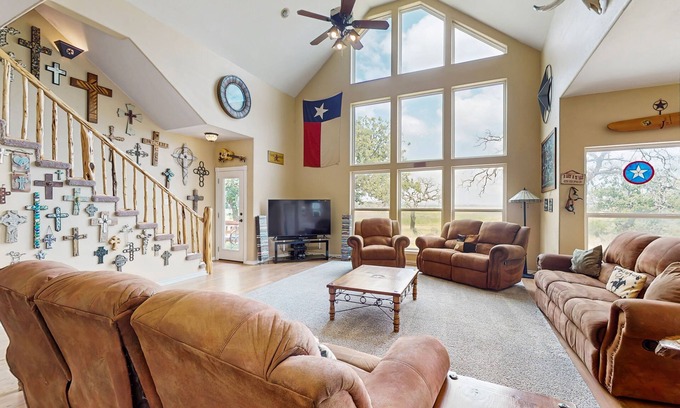 Buchanan Dam House | Waterfront home with kayak, view, fire pit & WiFi - dog-friendly